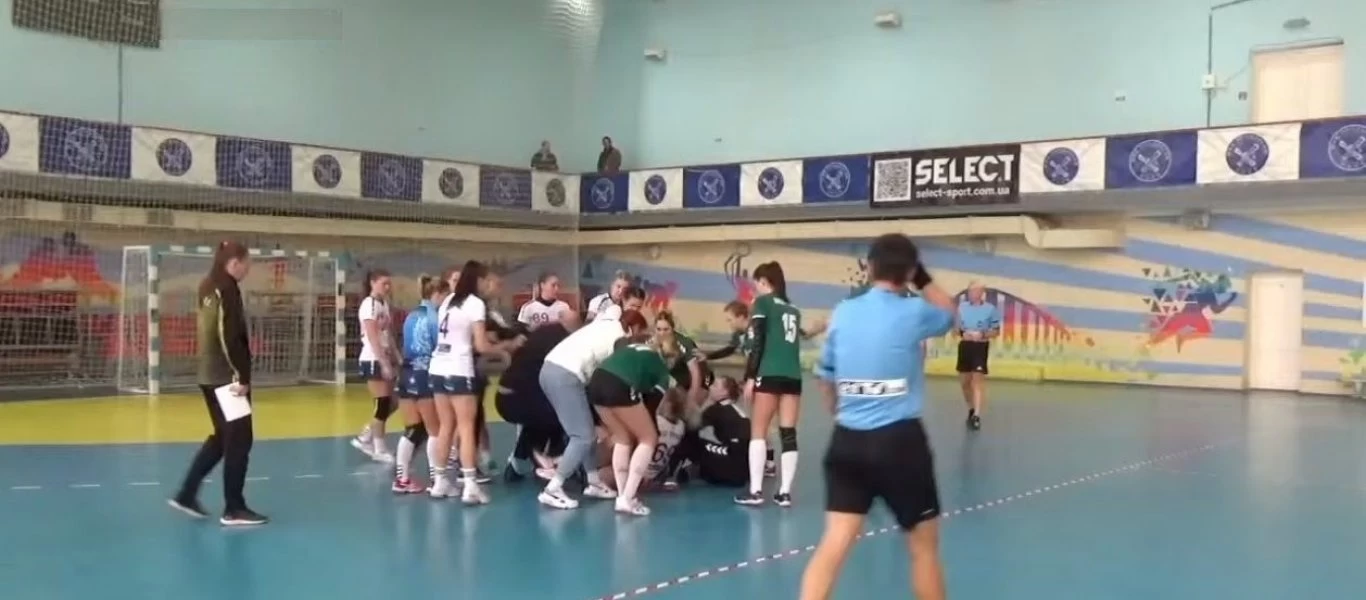 Σκηνές… «Ρόκι Μπαλμπόα» σε γυναικείο αγώνα χάντμπολ (βίντεο)